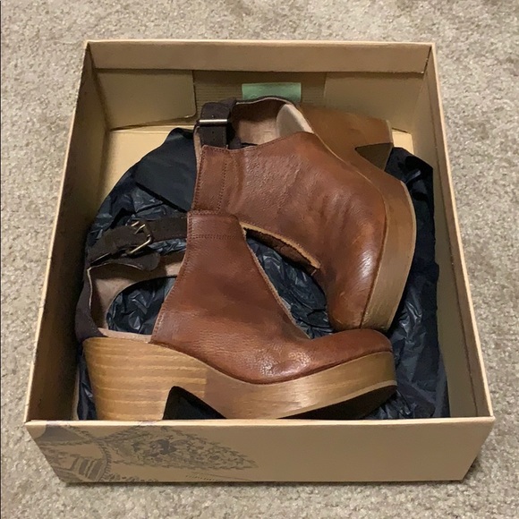 SOLD Free People Amber Orchard Clogs - Picture 7 of 10